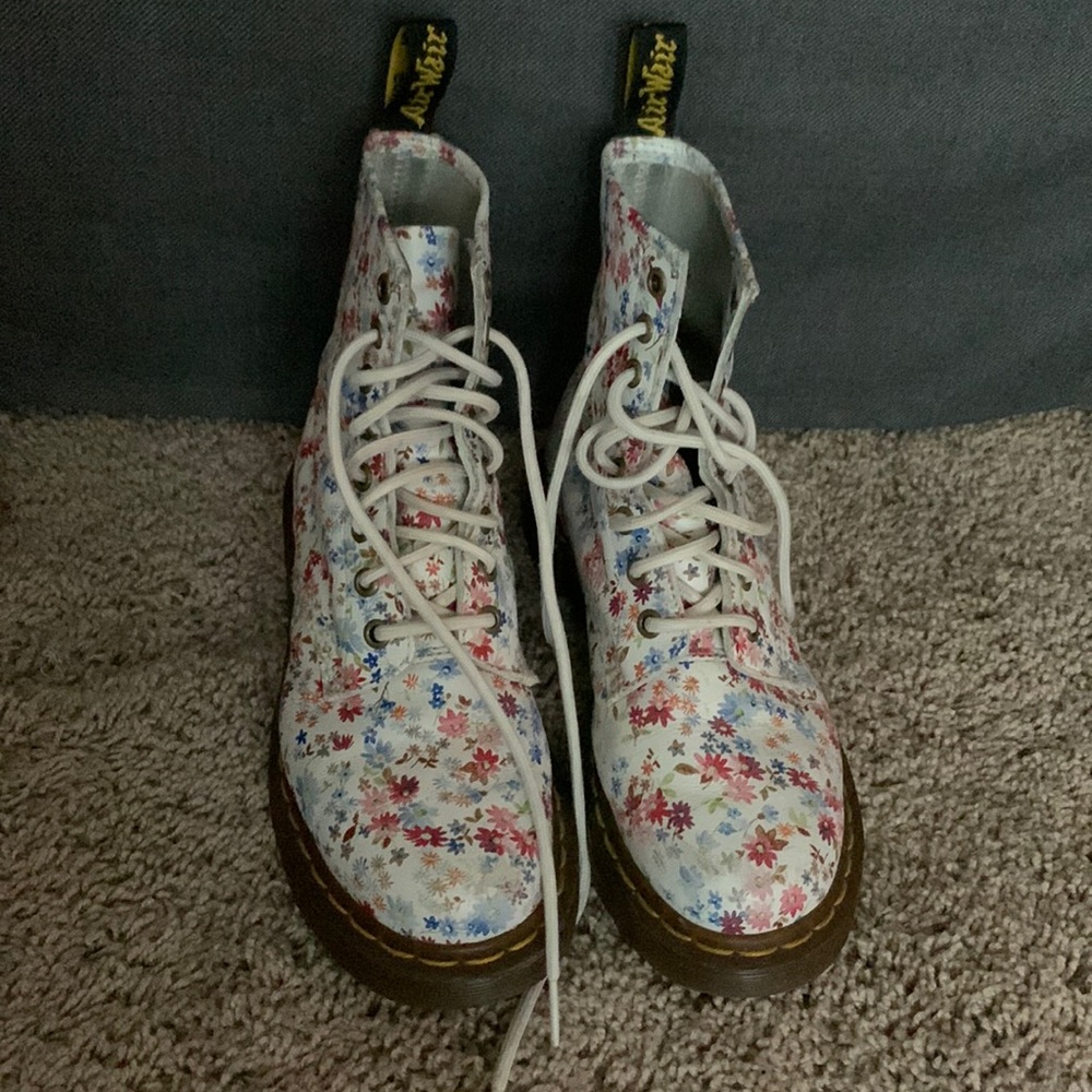 Dr. Martens boots in floral size 37 US L6 women Used